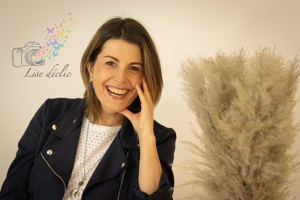 Portrait lumineux d’une femme souriante en studio, séance photo confiance en soi – Lise Déclic confiance en soi