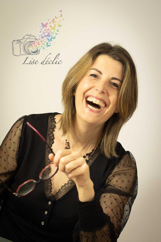 Portrait lumineux d’une femme riant en studio – séance photo confiance en soi Lise Déclic