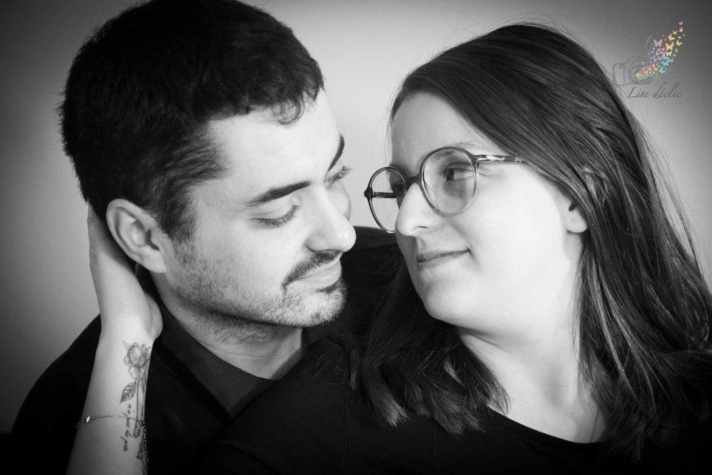 Portrait en noir et blanc d’un couple se regardant avec tendresse lors d’une séance photo authentique