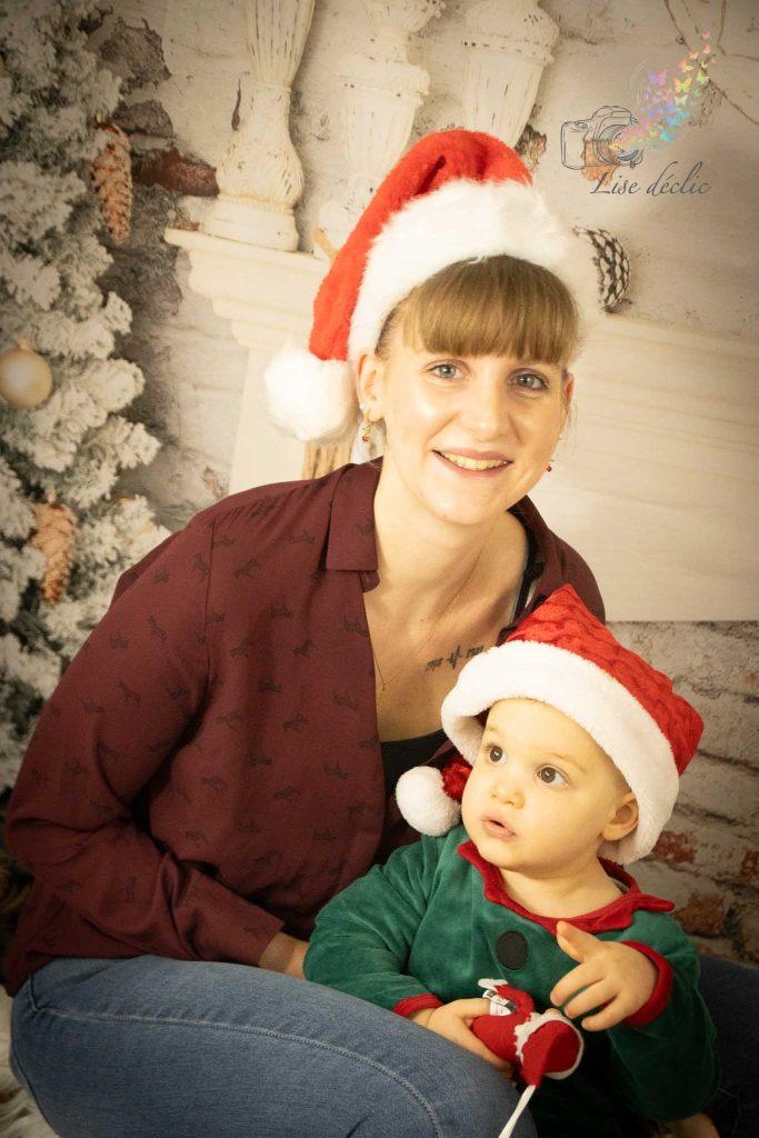 Maman et bébé portant des bonnets de Noël lors d’une mini séance photo de Noël en studio