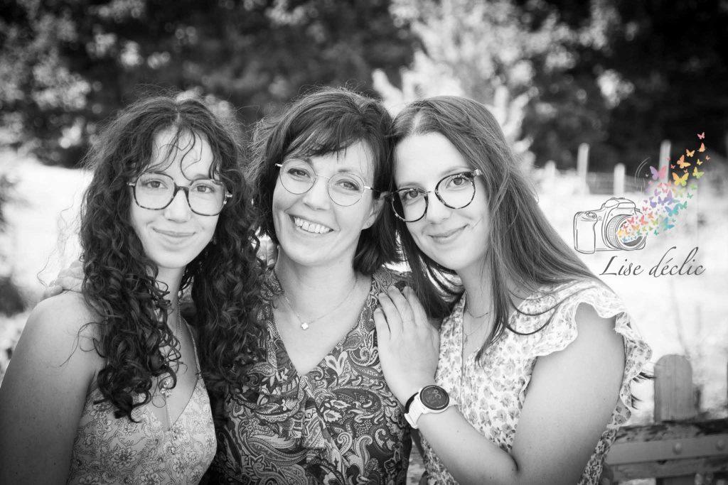 Portrait complice mère et filles – Séance authentique en famille