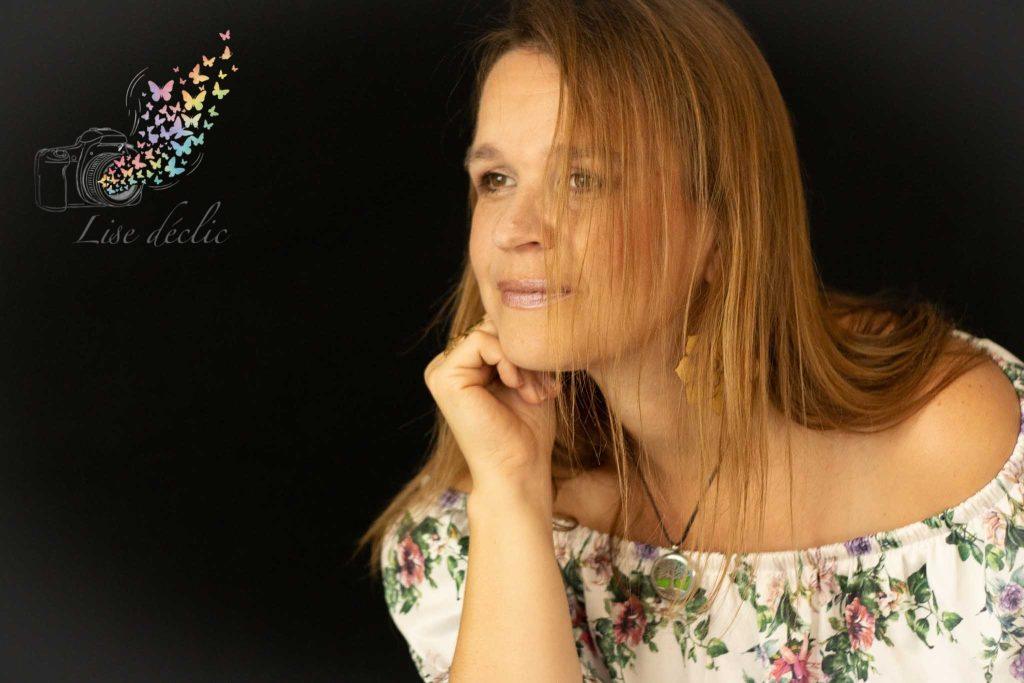 Portrait en couleur d’une femme au regard rêveur sur fond noir – séance photo S’aimer soi-même Lise Déclic