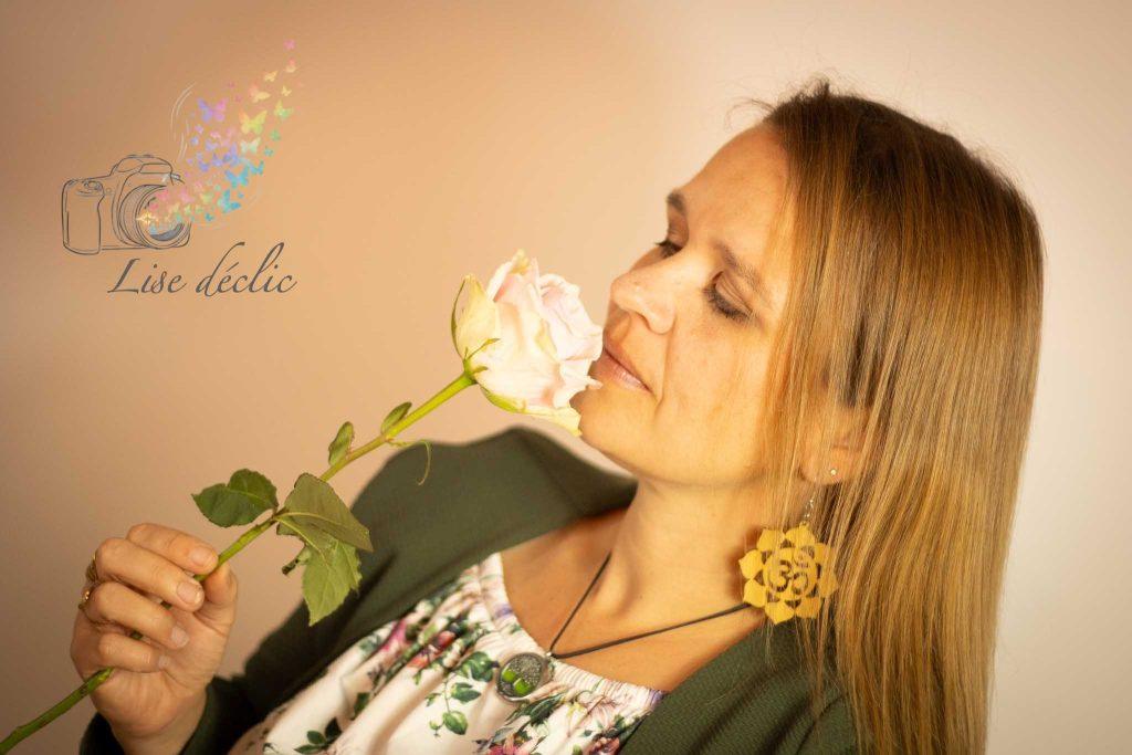 Femme aux yeux fermés sentant une rose blanche – séance photo S’aimer soi-même Lise Déclic