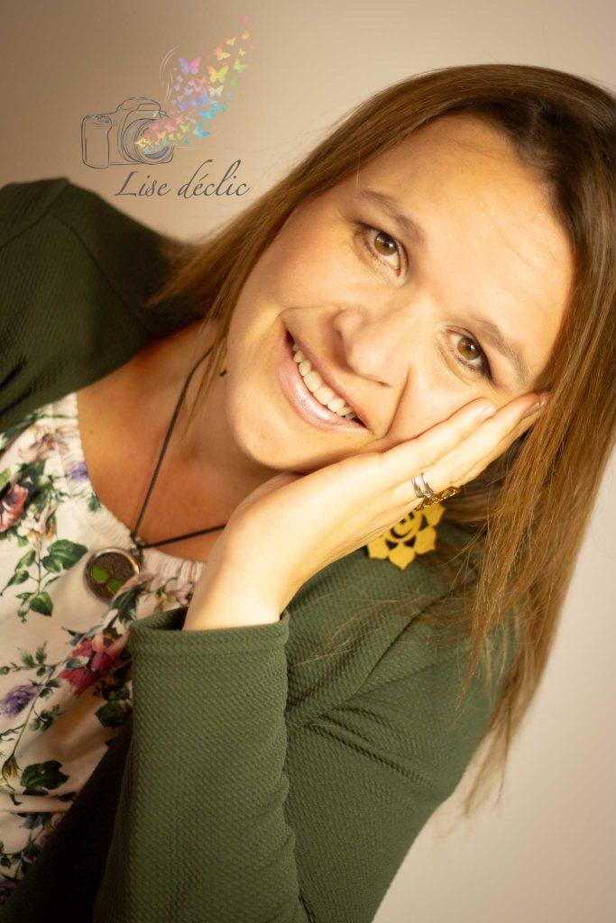 Portrait lumineux d’une femme souriante la tête posée sur sa main – séance photo S’aimer soi-même Lise Déclic
