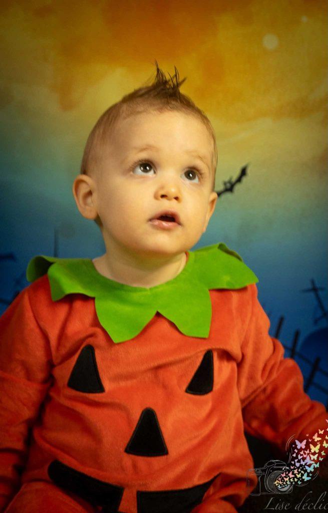 Bébé déguisé en citrouille lors d’une mini séance photo Halloween