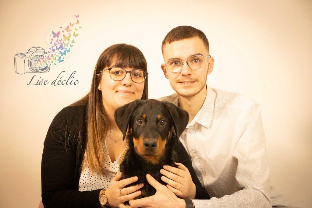 Couple posant avec leur chien lors d’une séance photo authentique en studio