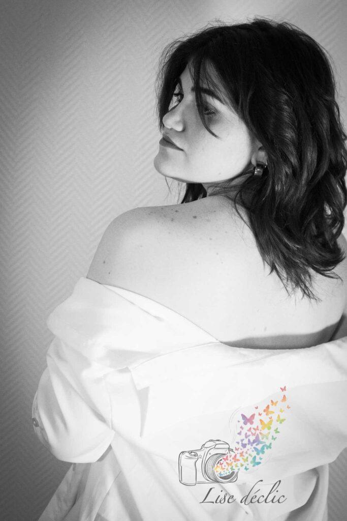 Portrait féminin en noir et blanc avec pose artistique de dos